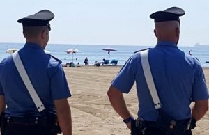 E’ infastidito dai turisti e blocca la strada: denunciato