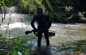 Sei fucili da caccia e altra refurtiva trovati nel Canale Lunense nei pressi di Sarzana