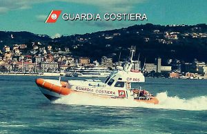 Barca di sei metri affonda al largo di Porto Venere, salvi due diportisti
