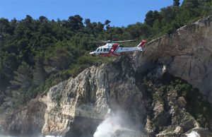 Elicottero guardia costiera sarzanese soccorre 3 bagnanti in difficoltà