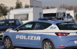 Furti Tir, preso un nomade: altri 5 in fuga. Auto polizia speronata da camper in A12