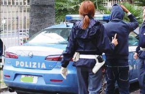 Marocchino molesto arrestato dalla polizia dopo esposti residenti