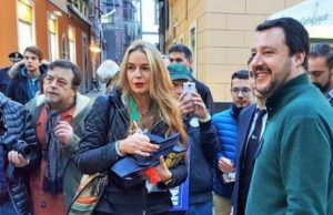 Sarzana, registrato all’Anagrafe come figlio di 2 padri. Lega: Prefetto annulli atto sindaco Pd