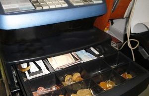 Cogoleto, rubano 150 euro dalla cassa di un bar: denunciati tre giovani genovesi