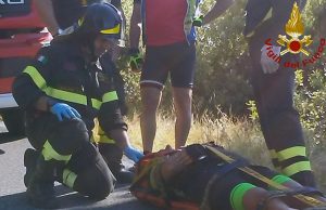 Cade in un dirupo in bici, soccorso dai vigili del fuoco