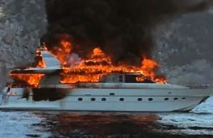 Yacht di 22 metri va a fuoco alle Spiagge Rosse