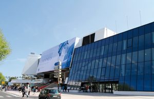 Cannes, direttore orchestra Sanremo preso a colpi di spartito