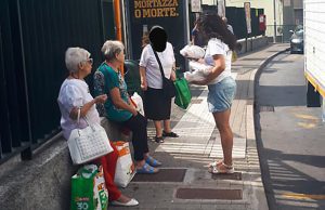 Consegna pane ai bisognosi a Borgoratti da parte militanti Azione Frontale