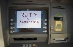 Defeca nella postazione bancomat a Sarzana, 34enne incastrato