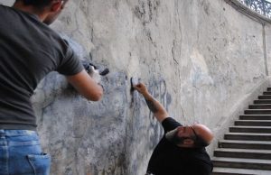 Chi li imbratta, chi li ripulisce: genovesi perbene ringraziano militanti CasaPound