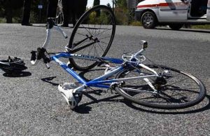 Incidente tra auto e bici: morta donna 40enne