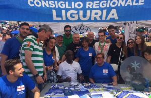 Iwobi: giusto chiudere i porti. L’abbraccio dei liguri al senatore nero, altro che razzisti