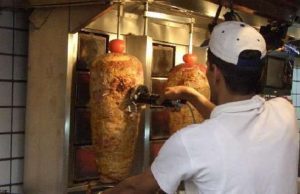 Stop a kebabbari, phone center, sexy shop: 4,5 milioni da Regione a negozi tradizionali