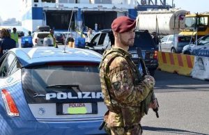 Porto di Genova, nave da Tunisia: migranti illegali nascosti in container. Presi da Polmare