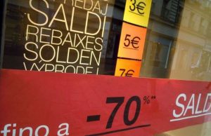 Al via da oggi i saldi invernali in Liguria, parcheggi gratis a Genova