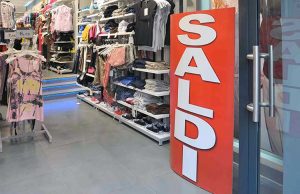 Arrivano i saldi estivi: tutte le date e i consigli Sabato partono i saldi, Confesercenti: Troppo presto, abbiamo appena iniziato a vendere