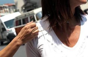 Corso Italia, genovese va in disco e strappa collana dal collo di una 19enne: preso