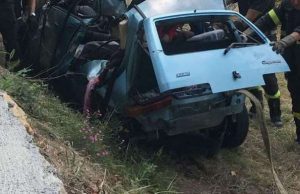 Finisce contro albero e si ribalta con l’auto: muore una 70enne di Varazze