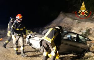 Auto in bilico su scarpata del Muzzerone, ragazza salva