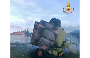 Imballatrice del fieno prende fuoco, fiamme spente da VVF