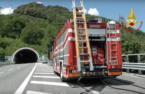 A10, furgone a fuoco in galleria: sei persone lievemente intossicate A12, auto si ribalta e prende fuoco: 50enne in ospedale a Lavagna