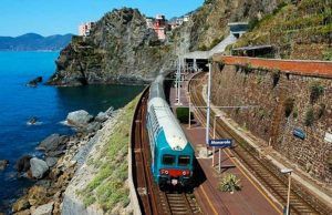 Diretti alle 5 Terre sbagliano treno, maltrattati dal controllore: basta Italia