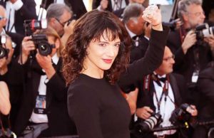 Asia Argento, Sgarbi: una Weinstein in gonnella