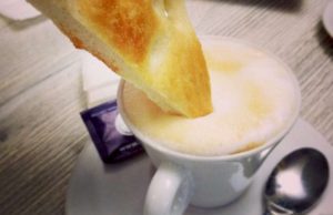 A fugàssa into capuçìn, röba da rinscemelî!?