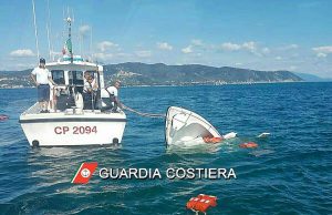 La guardia costiera della spezia impegnata nel recupero unità semi affondata