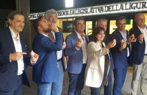 Attacchi a Salvini, leghisti mostrano uova: Pd e buonisti chiedano scusa a milioni di italiani