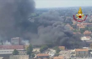 Bologna incidente stradale sulla A14 causa esplosioni a catena: un morto e 55 feriti