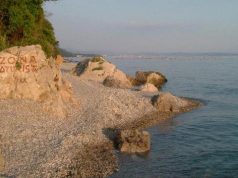 Tintarella integrale in spiaggia, sanzione da 3mila euro ciascuno a 8 nudisti