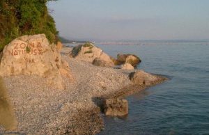 Tintarella integrale in spiaggia, sanzione da 3mila euro ciascuno a 8 nudisti