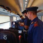 Su Intercity senza mascherina, esibisce certificato di negatività ma non basta