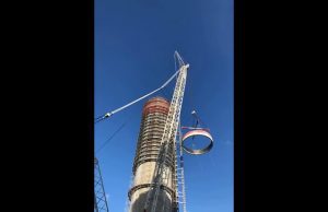 E’ in corso la demolizione di un camino della centrale di Vado Ligure | Video