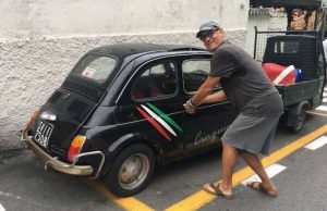 Tom Hanks acquista auto in Italia: Cinquino targato SV. L’assessore lo invita in Liguria
