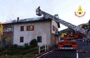 Incendio in un’abitazione di Caragna spendo dai vigli del fuoco | Foto