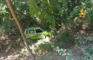 Incidente a Sarzana, auto si ribalta: due feriti