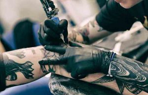 Salute, ritirati 9 pigmenti per tatuaggi: sono cancerogeni o provocano allergie