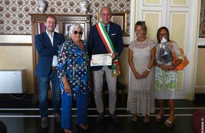 Da 53 anni innamorata di Alassio viene premiata dal sindaco