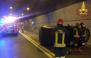 Auto si ribalta in galleria sul racconrdo del Muggiano