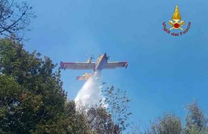 Incendio sopra il Malpasso, anche Canadair in azione Arnasco, nella notte ha ripreso vita incendio: sul posto canadair