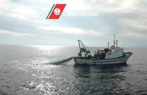 Reti illegali, sanzione di 4mila euro a peschereccio: sequestrati 119 chili di pesce