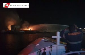Incendio nella diga foranea della Spezia spento dai VVF
