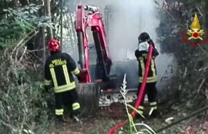 A fuoco escavatore a Roccavignale, l’intervento dei VVF | Video