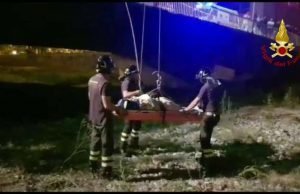 Cade nel Letimbro, salvato dai vigili del fuoco | Video