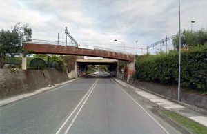 Sarzana, cadono calcinacci dal ponte ferroviario