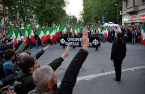 Giudice di Cagliari: fare saluto romano non è reato, assolti nostalgici di Salò