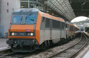 Tenta di raggiungere la Francia, Algerino travolto da un treno