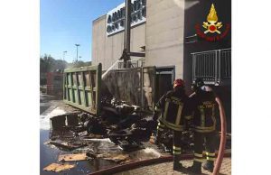 Incendio cassone a Sarzana spento dai vigili del fuoco